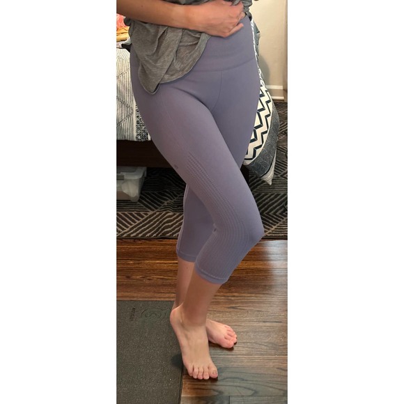 Peri Purple Lululemon seamless flow and grow crop leggings - Picture 4 of 9